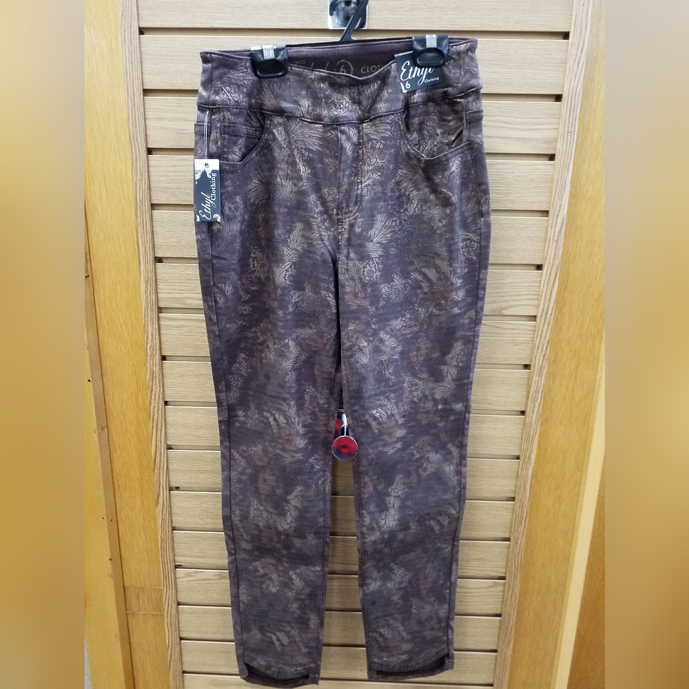 Floral print pant with sculptured hem.